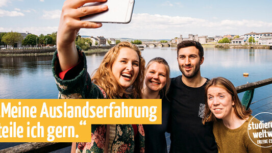 Auslandscorrespondent von studieren weltweit macht ein Selfie mit Kommiliton*innen