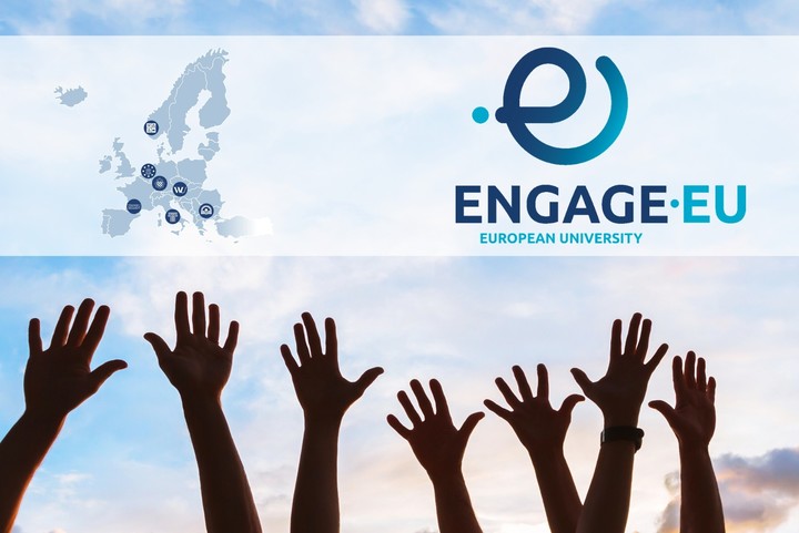 Sechs Hände ragen in den hellen Himmel, darüber das Banner mit der Aufschrift "ENGAGE.EU European University"