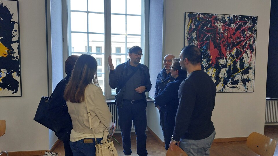 Teilnehmende im Gespräch mit dem italienischen Filmemacher Mario di Carlo.