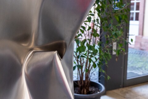 Metallskulptur in der Eingangshalle der Universität Mannheim
