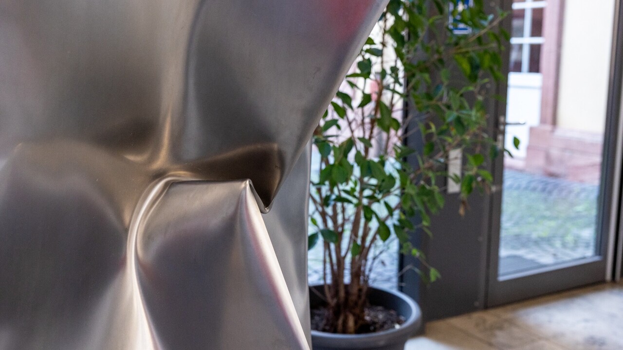Metallskulptur in der Eingangshalle der Universität Mannheim