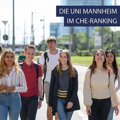 Eine Gruppe vorn Studierenden spaziert lachend über den Mannheimer Campus. Link: CHE Ranking 2023