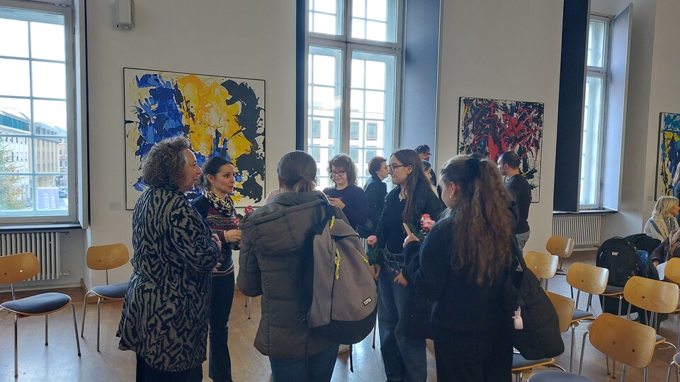 PD. Dr. Amina Kropp und Alessandra Volpe im Gespräch mit Lehrkräften und Schülerinnen des Liselotte-Gymnasiums 