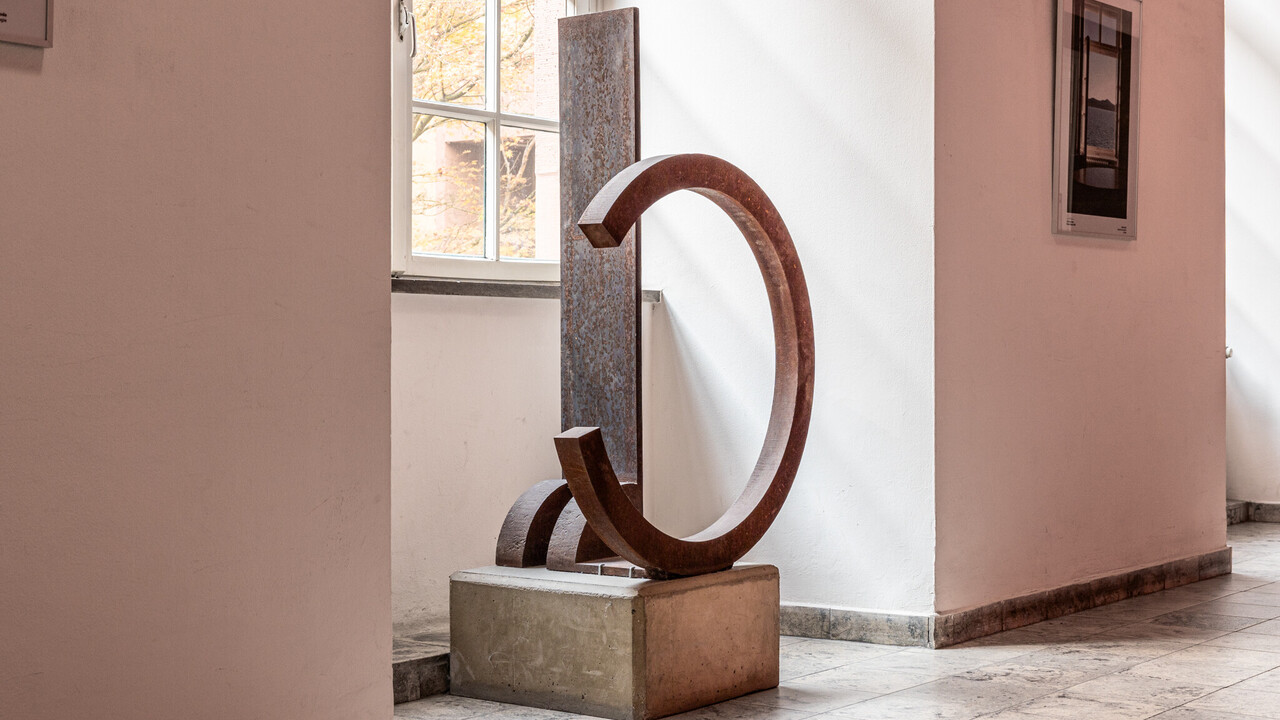 Runde Metallskulptur im Flur der Universität Mannheim