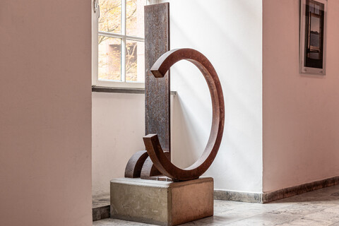 Runde Metallskulptur im Flur der Universität Mannheim