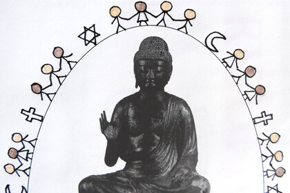 Eine Buddha-Statue ist umrahmt von einem Halbkreis mit Halbmonden, Kreuzen und Davidsternen und zwischen den Symbolen sich an den Händen haltende weibliche und männliche Strichmännchen verschiedener Hautfarben.