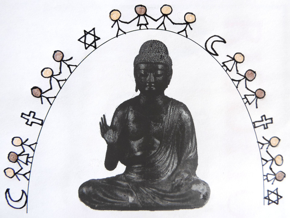 Eine Buddha-Statue ist umrahmt von einem Halbkreis mit Halbmonden, Kreuzen und Davidsternen und zwischen den Symbolen sich an den Händen haltende weibliche und männliche Strichmännchen verschiedener Hautfarben.