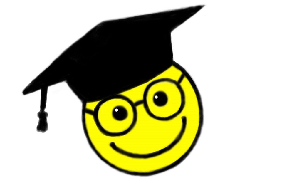 Gelber zufriedener Emoji mit Brille trägt einen schwarzen Absolventenhut.