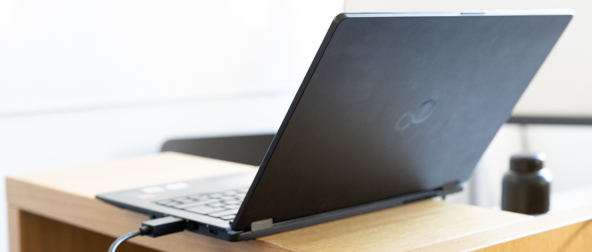 Aufgeklapptes Laptop