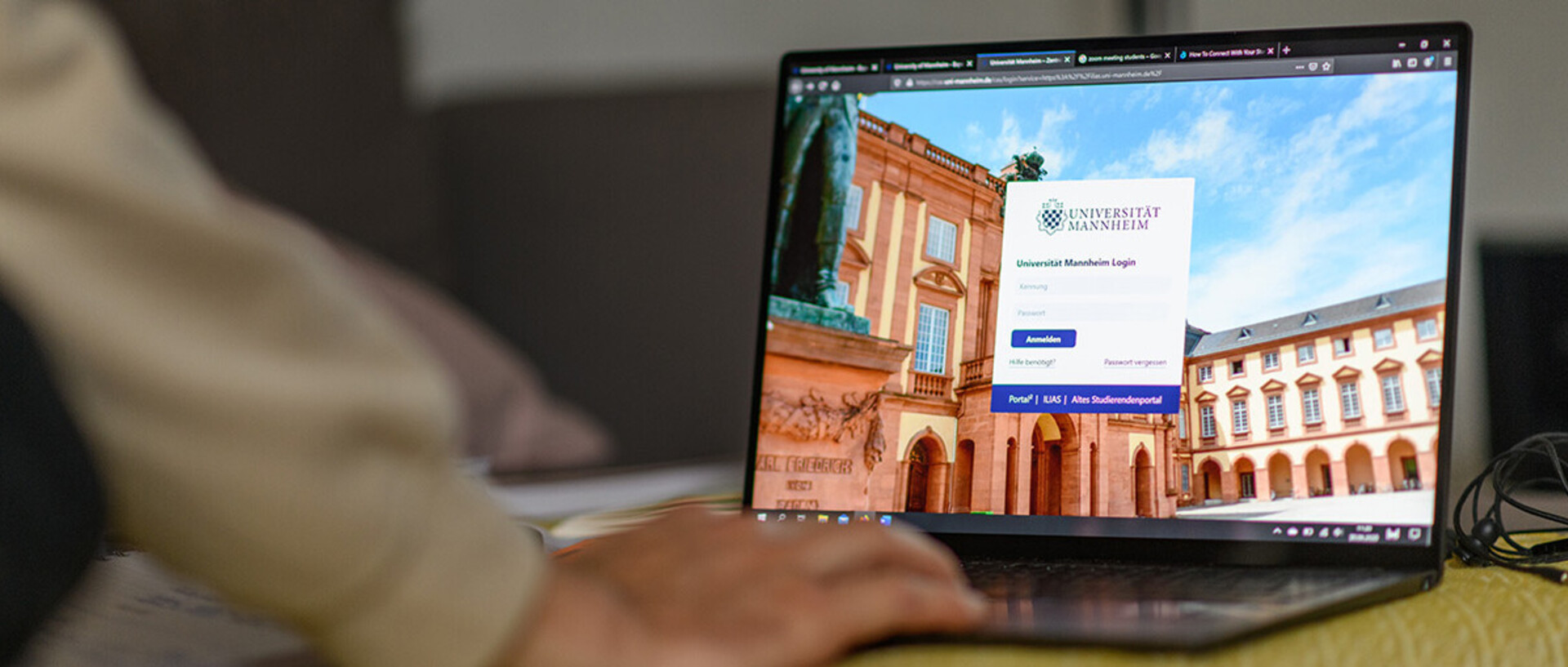 Studierender meldet sich auf ILIAS-Plattform an.