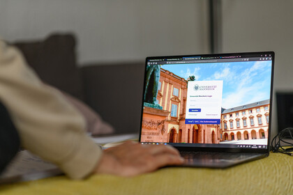 Studierender meldet sich auf ILIAS-Plattform an.