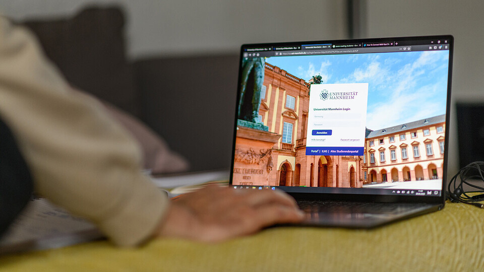 Studierender meldet sich auf ILIAS-Plattform an.