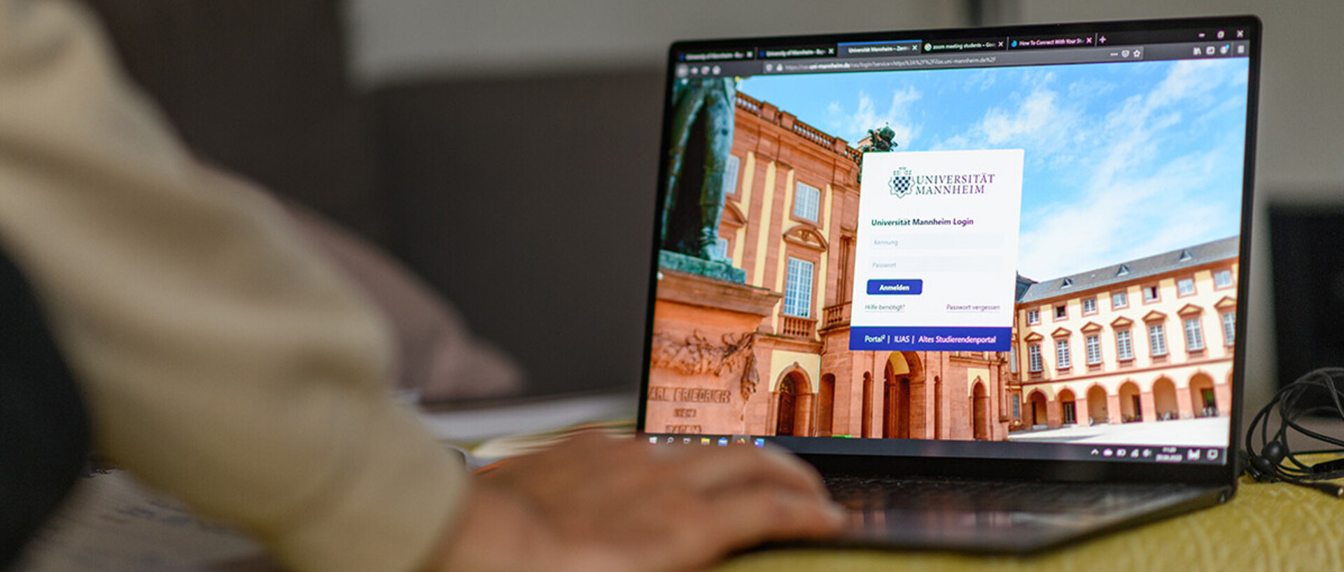 Studierender meldet sich auf ILIAS-Plattform an.