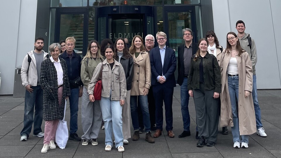 Exkursionsgruppe vor dem Eingang des Geldmuseums der Deutschen Bundesbank in Frankfurt