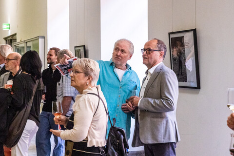 Gäste bei einer Vernissage