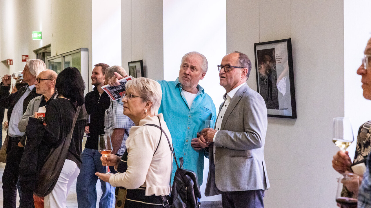 Gäste bei einer Vernissage