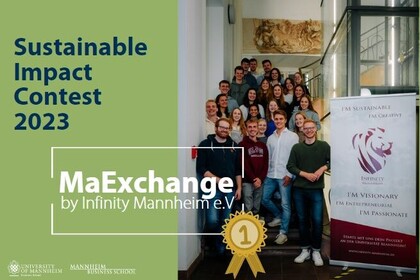 Links: Grüner Hintergrund mit Text "Sustainable Impact Contest 2023. MaExchange by Infinity Mannheim e.V." rechts: Gruppenfoto neben einem Aufsteller