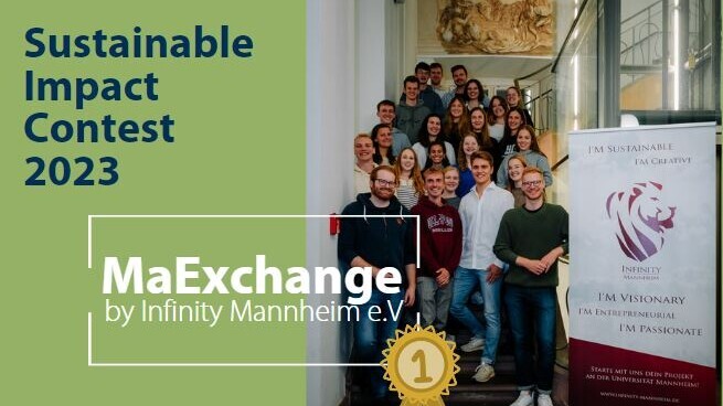 Links: Grüner Hintergrund mit Text "Sustainable Impact Contest 2023. MaExchange by Infinity Mannheim e.V." rechts: Gruppenfoto neben einem Aufsteller