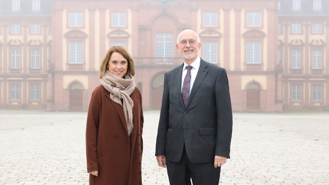 Petra Olschowski und Prof. Dr. Thomas Puhl im Nebel vor dem Mannheimer Schloss
