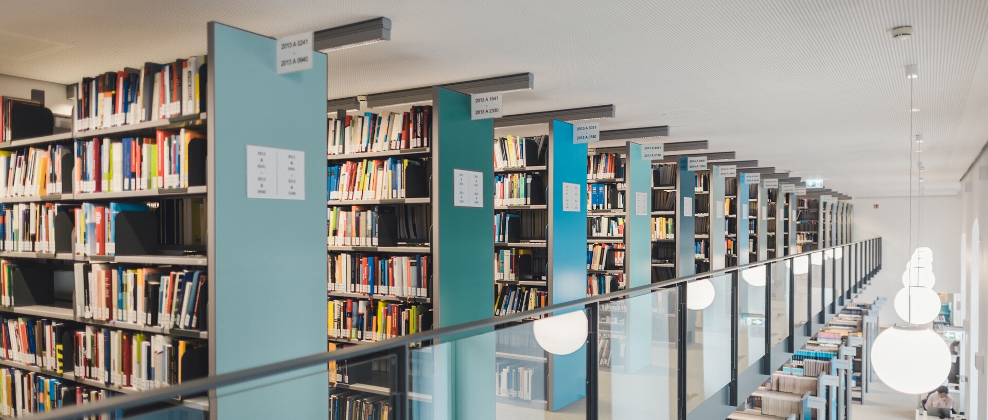 Reihe mit Bücherregalen in einer Bibliothek.