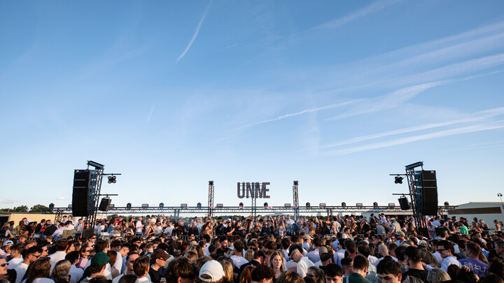 Menschen feiern mit den DJs von UNME.