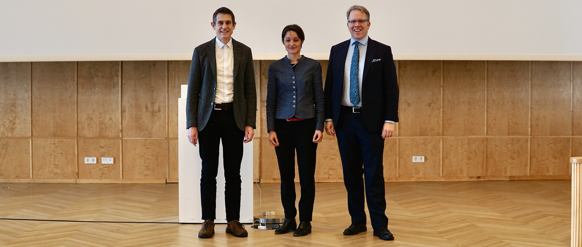 Bild auf dem das Direktorium des Instituts für Versicherungswissenschaften der Universität Mannheim zu seien ist. Von links nach rechts: Prof. Dr. Martin Schlather; Prof. Dr. Tabea Bucher-Koenen; Prof. Dr. Oliver Brand, LL.M. (Cambridge)