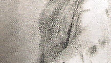 Schwarz-weiß-Abbildung von Julie Bassermann. Sie ist von der Seite zu sehen, trägt einen dunklen Hut und ein langes Kleid.