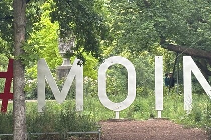 #MOIN als Kunst-Installation in einem Park in Bremen