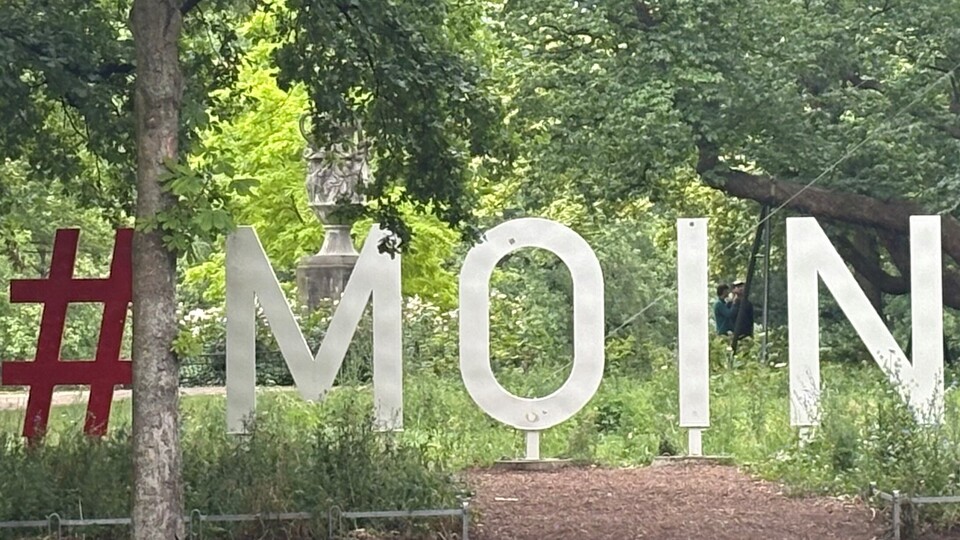 #MOIN als Kunst-Installation in einem Park in Bremen 