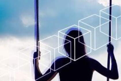 Die Silhouette einer Frau, die sich an zwei horizontalen Seilen hält. Quer über das Bild sind weiß gerahmte Würfel gelegt.
