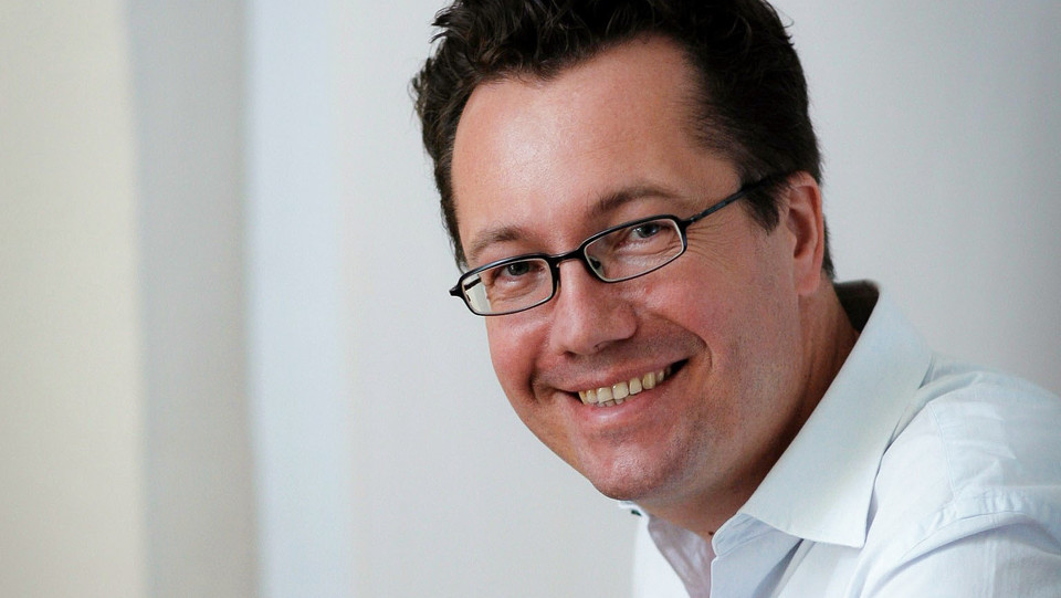 Portrait von Volker Nocke. Er trägt eine Brille und ein weißes Hemd.