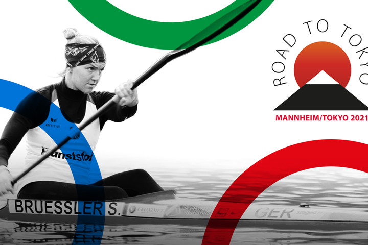 Schwarz-Weißes Bild mit Frau auf dem Wasser in einem Kanu und mit einem Padel in den Händen. Eventuell nimmt sie an einem Wettbewerb teil. Oben links steht "Road to Tokyo - Mannheim/Tokyo 2021". Drei Olympiaringe abgeschnitten an Rändern des Bildes.