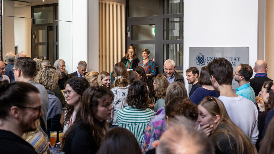 Die Leiterinnen der neuen Hochschulambulanzen stehen bei der Eröffnung an einem Pult. Vor ihnen stehen viele Menschen.