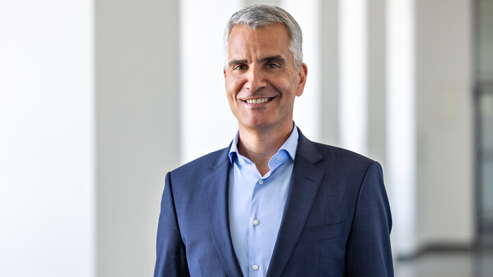 Porträtbild von Prof. Dr. Thomas Fetzer. Er trägt einen blauen Anzug.