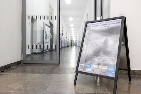 Aufsteller mit Informationen zu einer Ausstellung