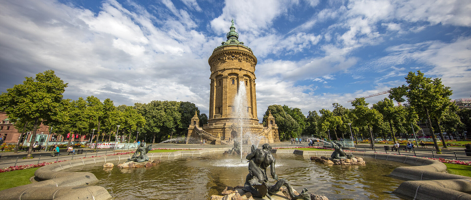 Wasserturm Mannheim mit Brunnen im Vordergrund