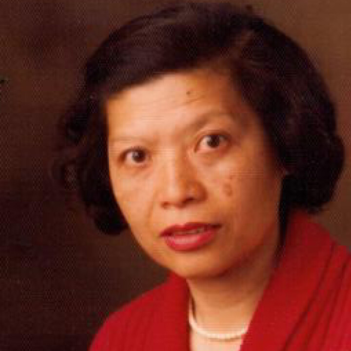 Portraitfoto einer Frau mit einem rotem Oberteil.