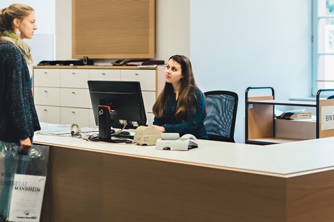Eine Studierende ist im InfoCenter der Universitätsbibliothek im Gespräch mit einer Mitarbeiterin. 