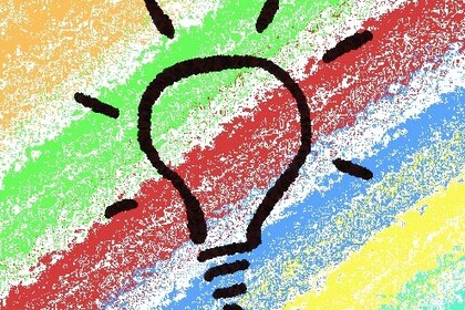 Eine in schwarz skizzierte Glühbirne, im Hintergrund bunte schräg verlaufende Streifen in Kreideoptik
