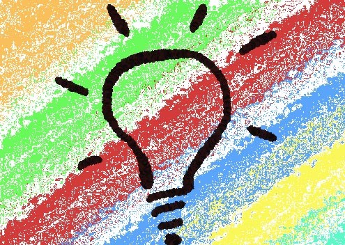 Eine in schwarz skizzierte Glühbirne, im Hintergrund bunte schräg verlaufende Streifen in Kreideoptik