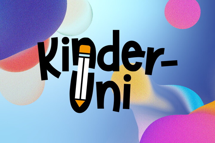 Der zweizeilige Schriftzug "Kinderuni" vor blauem Hintergrund, bei dem der erste Buchstabe N und das U darunter durch einen skizzierten Stift miteinander verbunden sind.