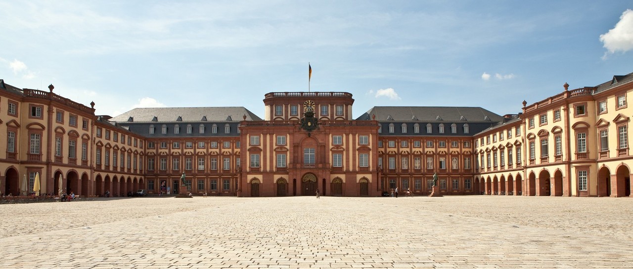 Das Mannheimer Barockschloss und der Ehrenhof.