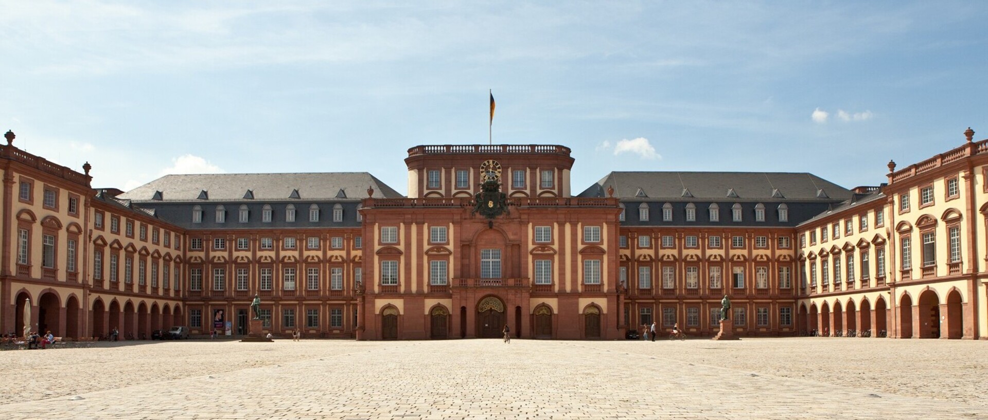 Das Mannheimer Barockschloss und der Ehrenhof.