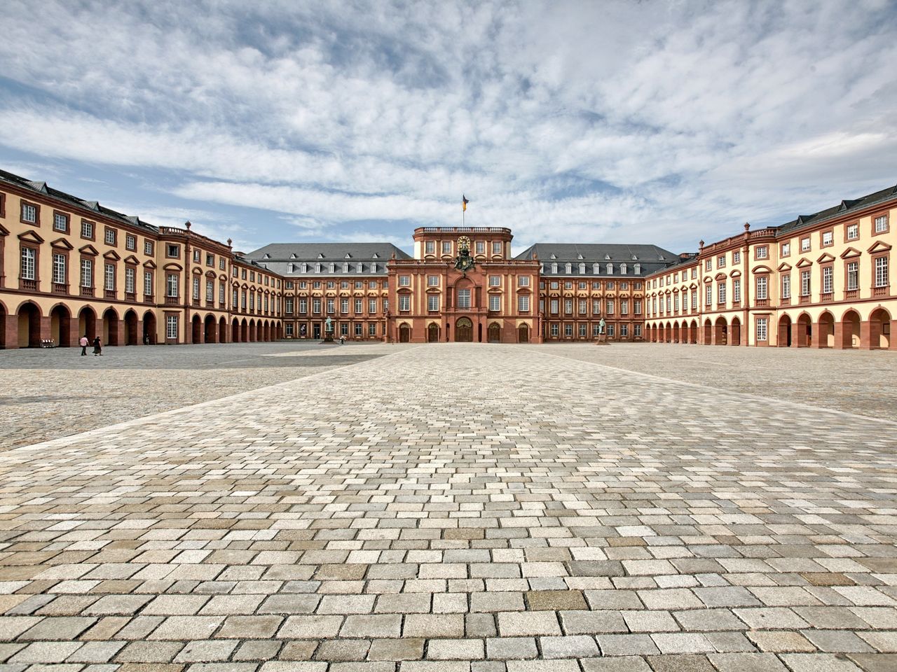 Das Mannheimer Schloss mit weitläufigem Ehrenhof bei strahlendem Sonnenschein