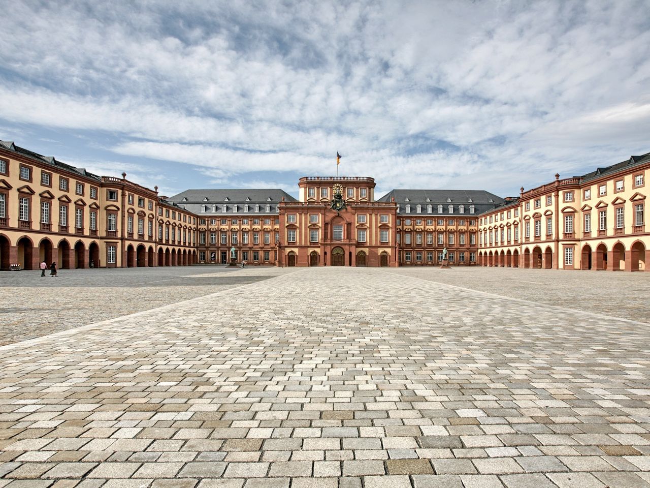 Das Mannheimer Schloss mit weitläufigem Ehrenhof bei strahlendem Sonnenschein