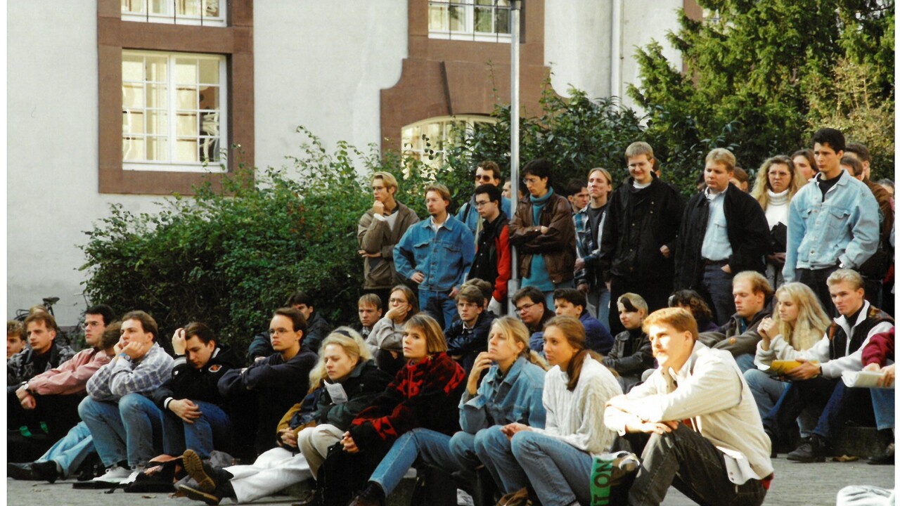 Studierende 1967 auf dem Schneckenhof der Uni Mannheim