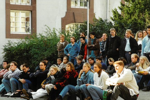 Studierende 1967 auf dem Schneckenhof der Uni Mannheim