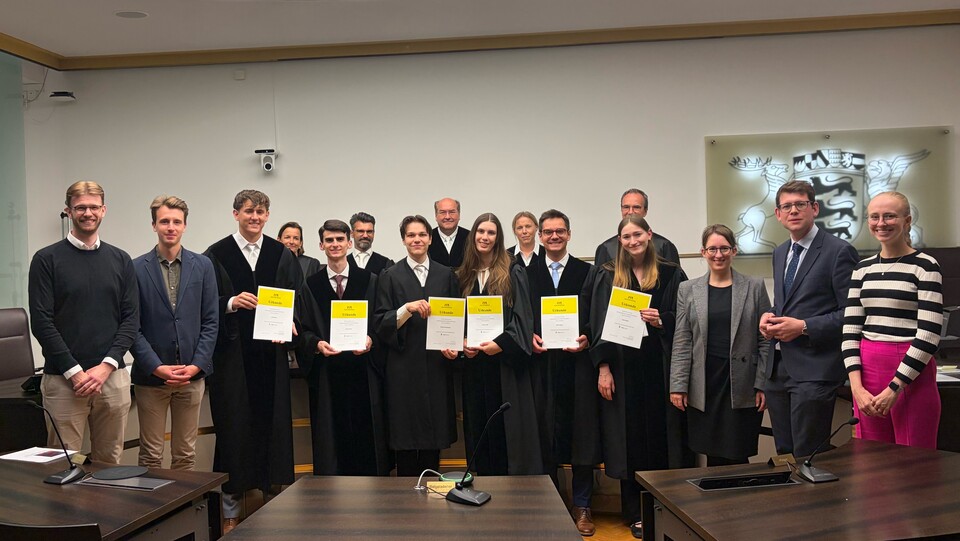 Das MootCourt-Team 2026 steht vor fünf Richtern des VGH. An der Seite des Teams stehen Prof. Stefanie Egidy und Prof. Dr. Michael Müller sowie die Coaches Tim Gromes, Moritz Kurth und Alena Lennartz.