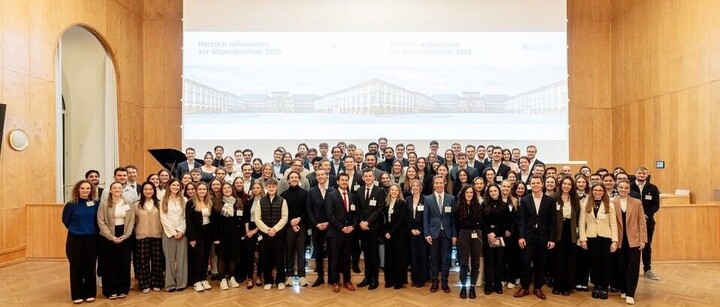 Gruppe von Stipendiaten bei der Stipendienfeier in der Aula.