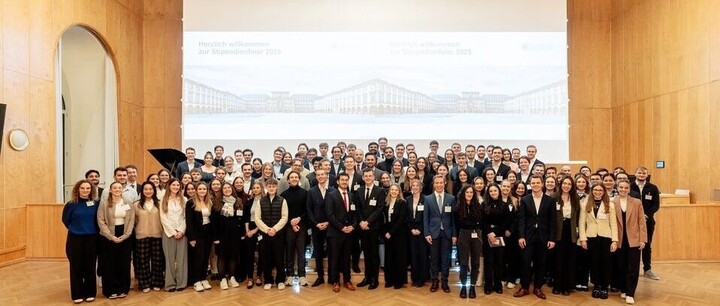 Gruppe von Stipendiaten bei der Stipendienfeier in der Aula.